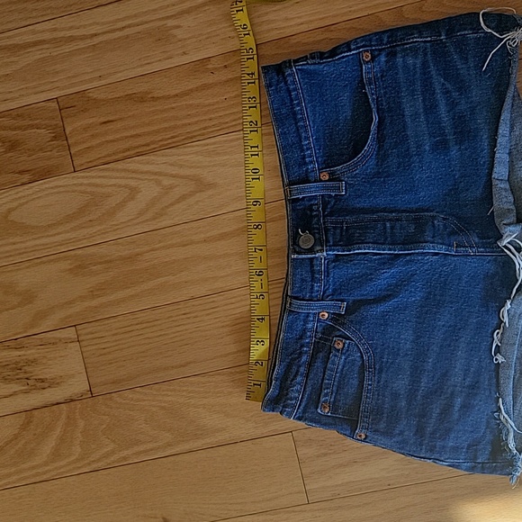 Levi's 501 button fly denim shorts with frayed hem - Picture 8 of 10